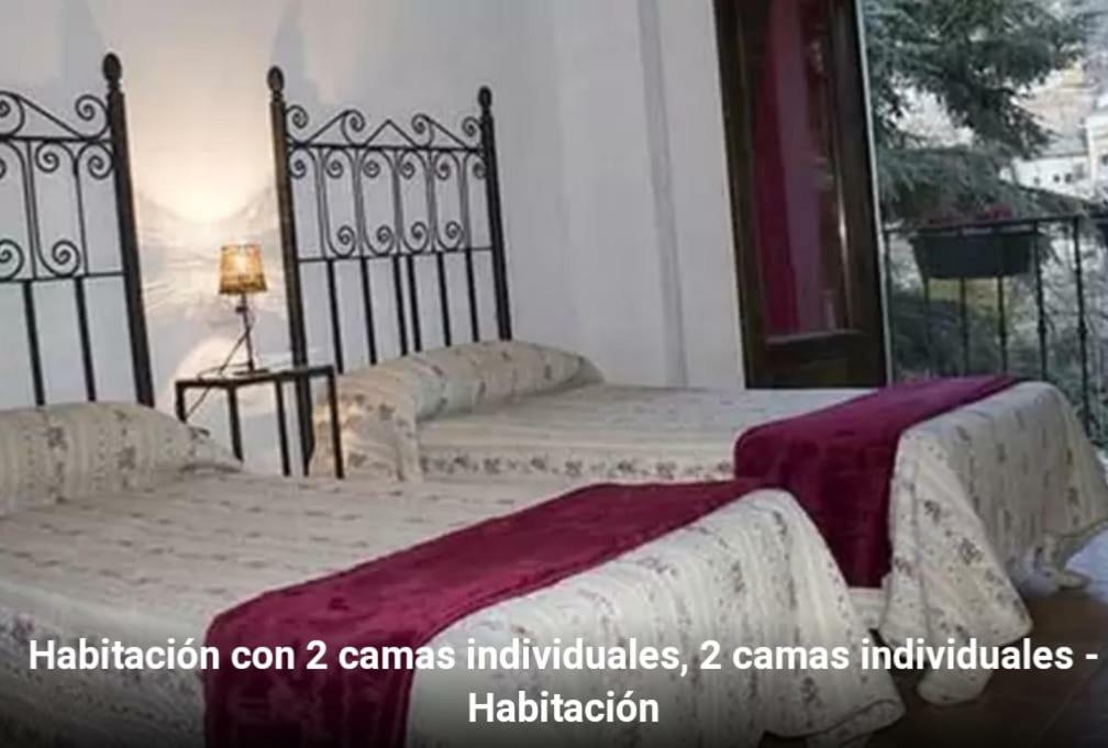 Habitación con cama grande y balcón